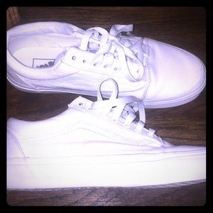 White oldskools vans